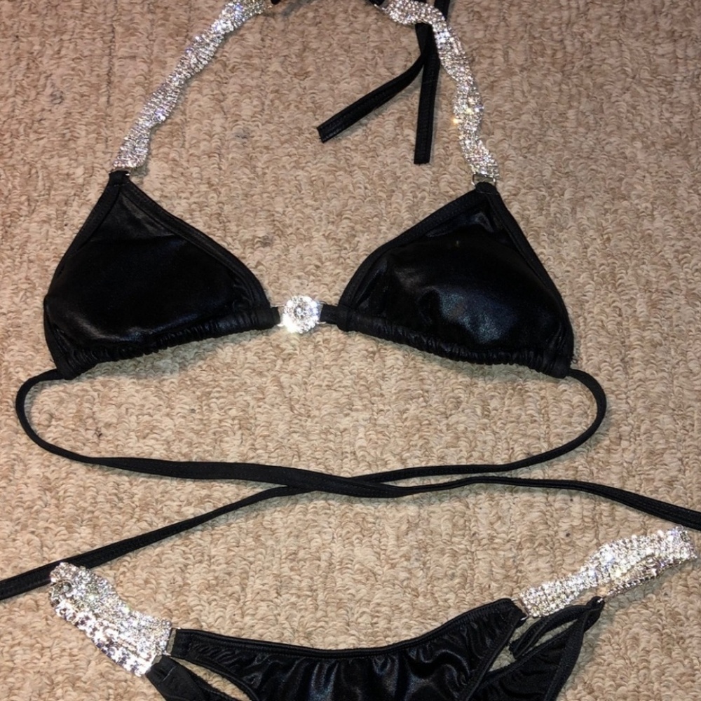 Black bikini posing practice suit